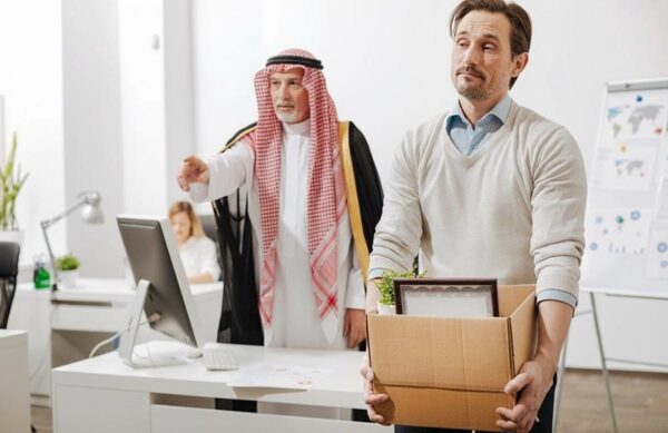 الحالات التي يجوز فيها فصل الموظف دون مكافأة أو إشعار