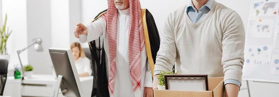 الحالات التي يجوز فيها فصل الموظف دون مكافأة أو إشعار