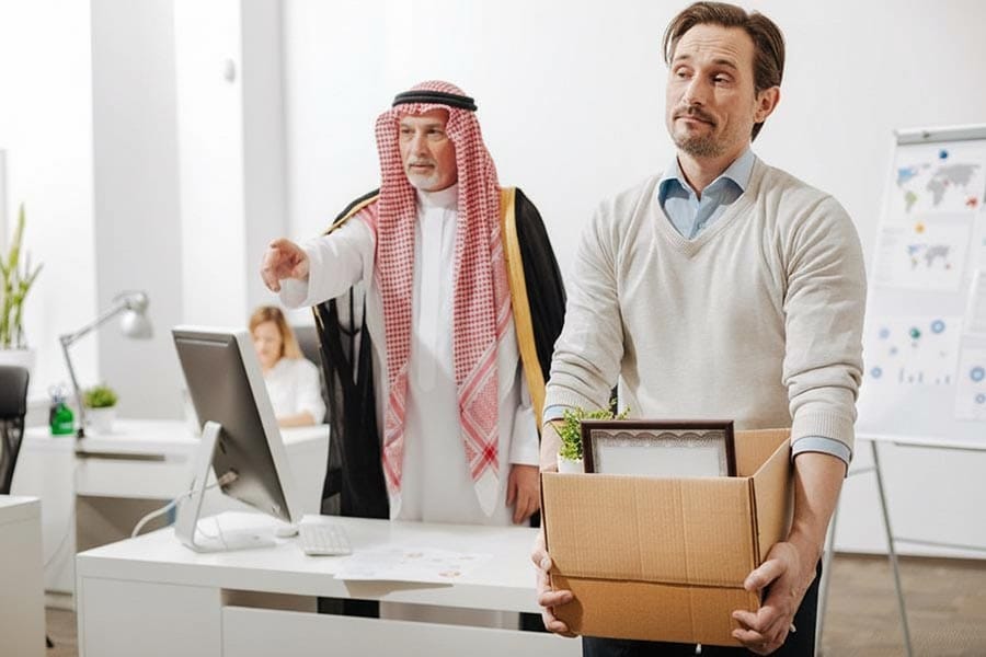 الحالات التي يجوز فيها فصل الموظف دون مكافأة أو إشعار